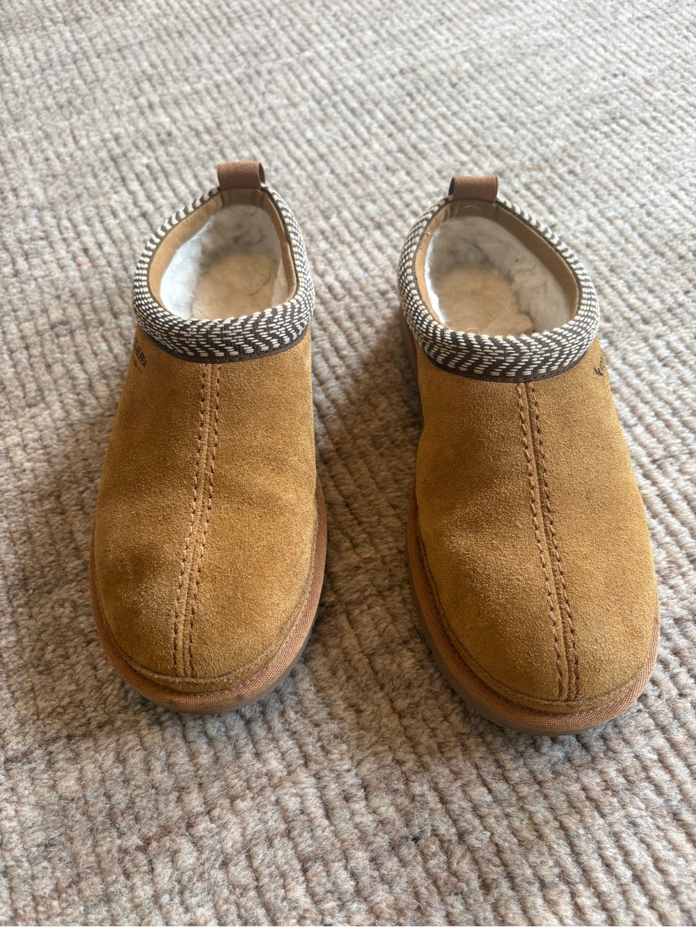 Koolaburra Women’s Tan Suede Fleece-Lined Slip-On Clogs - Picture 2 of 5